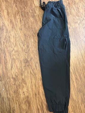 3/$10Women’s Black Drawstring jogger scrubs